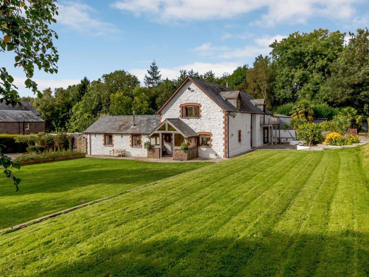 White Horse Farm Villa Абъргавени Екстериор снимка