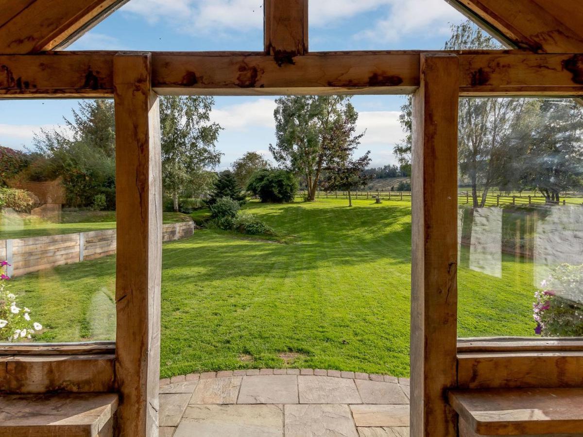 White Horse Farm Villa Абъргавени Екстериор снимка